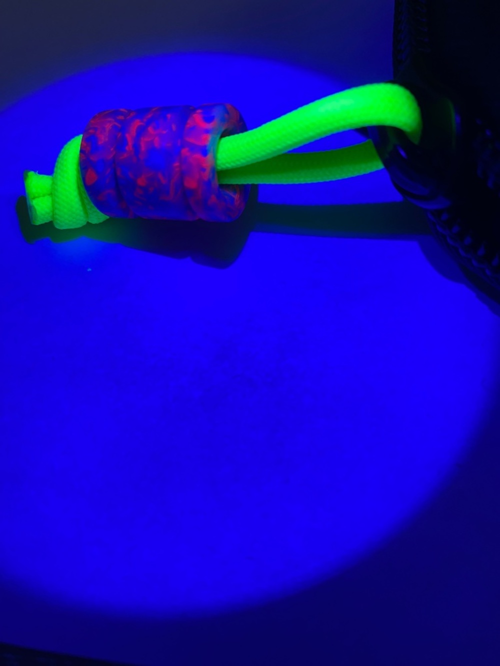 Glows in the dark. EDC mini, Wiscoworks beads. Glow-in-the dark materials. - Picture 2 of 10